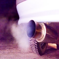 При включении зажигания происходит хлопок в глушитель