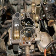 Почему карбюратор выплевывает бензин из камеры