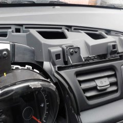 Из-за чего возникает треск под панелью при включении зажигания