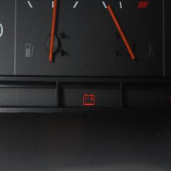 При включении зажигания не горит лампа аккумулятора (генератора)