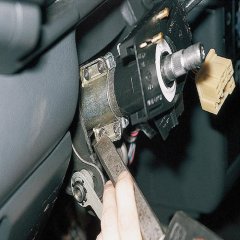 Как снять блокировку замка зажигания на иномарках и отечественных авто