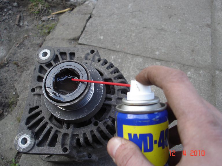 Как вытащить нижний болт генератора, как открутить гайку шкива