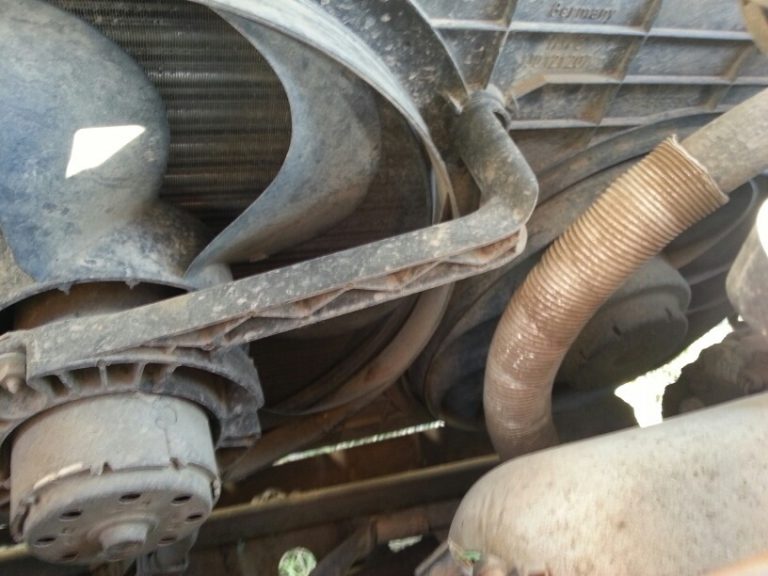 При включении зажигания срабатывает вентилятор: включаются оба