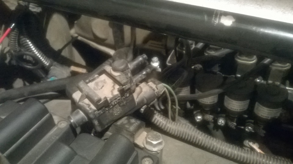Почему уходит топливо. Клапан разряжения двигатель 409. Как выглядит клапан разряжения 405дв.